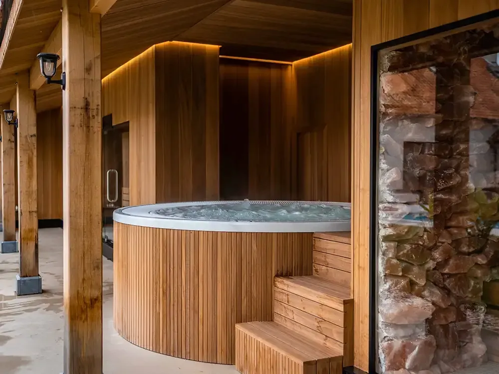 Jacuzzi 7 pessoas | Espaços amplos | Aquavia Spa